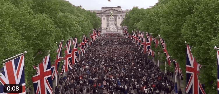 Massive Patriotic Turnout as Over 200,000 Celebrate VE Day Outside King’s Residence
