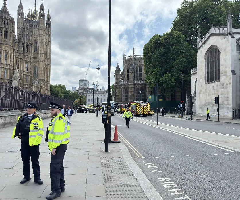 Slideshow Js Pedestrian Trapped Under Bus in Central London Crash – Emergency Response at Abingdon Street