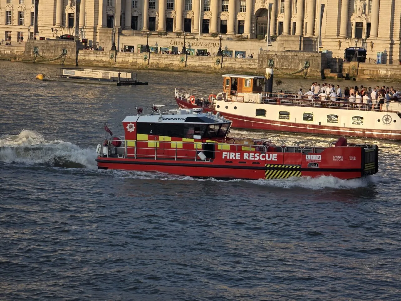 Person Jumps from Blackfriars Bridge with Faulty Parachute as Major Thames Search Operation Launched