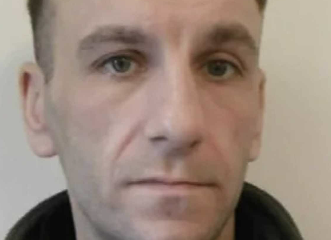 Manhunt for Escaped Doncaster Prisoner Liam Slater, 33, Last Seen on Train to Leeds