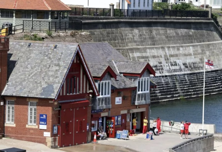 Thirty-Two Schoolgirls Rescued After Kayaking Incident at Cullercoats Bay