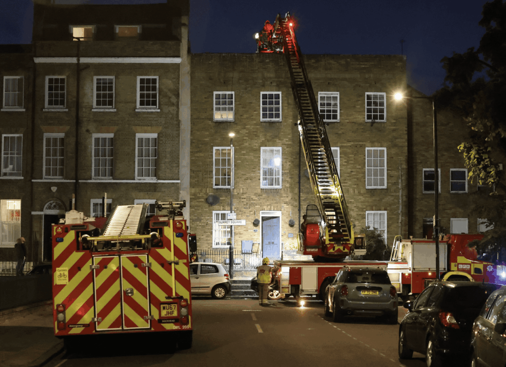Turntable Ladder Deployed to Roof Fire in London
