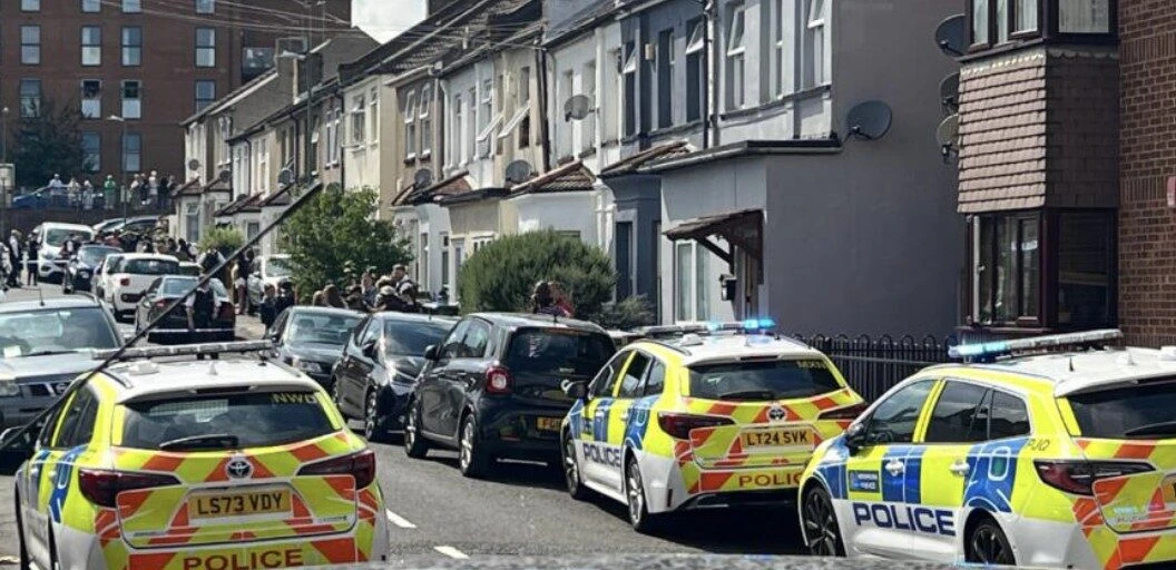 Mother and Daughter Stabbed in Broad Daylight in Erith – Police Hunt Two Suspects