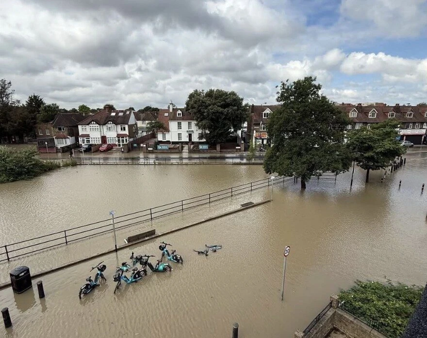 Major Water Outage Hits South London as Burst Pipe Near Mitcham Common Disrupts Supplies