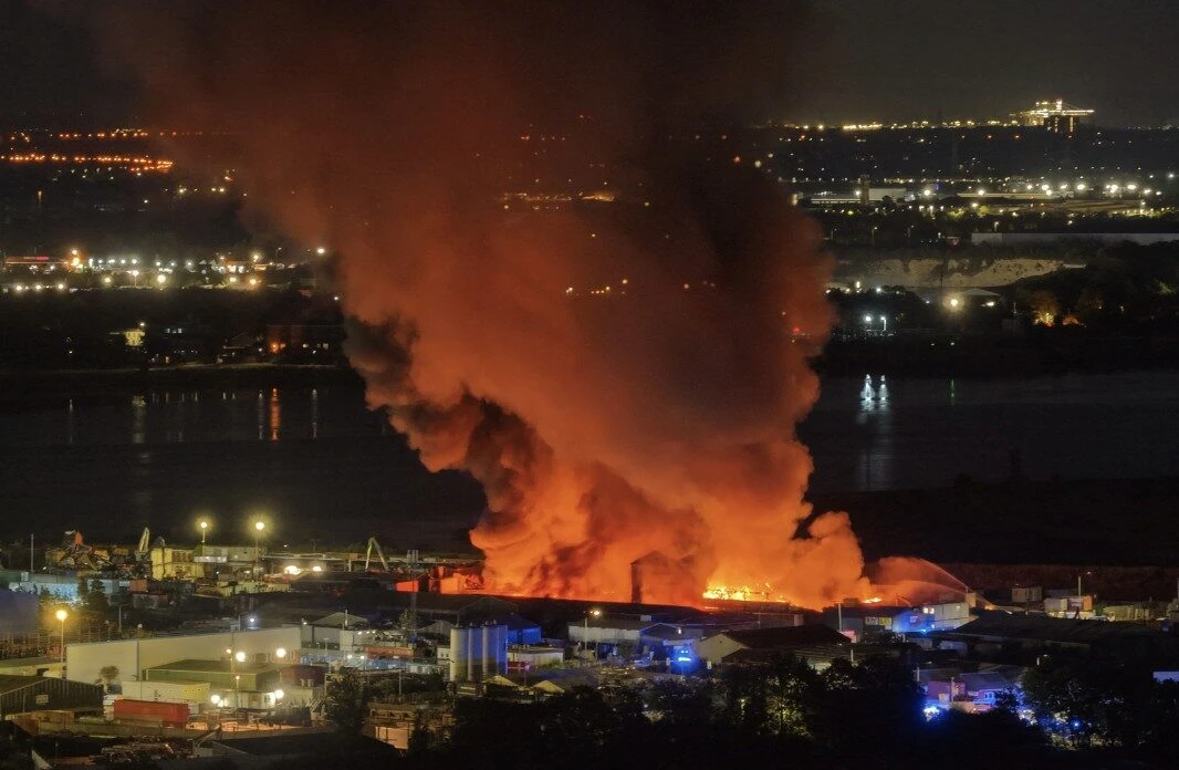 Major Ten-Pump Fire Breaks Out at Darent Industrial Park in Erith – Explosions Reported