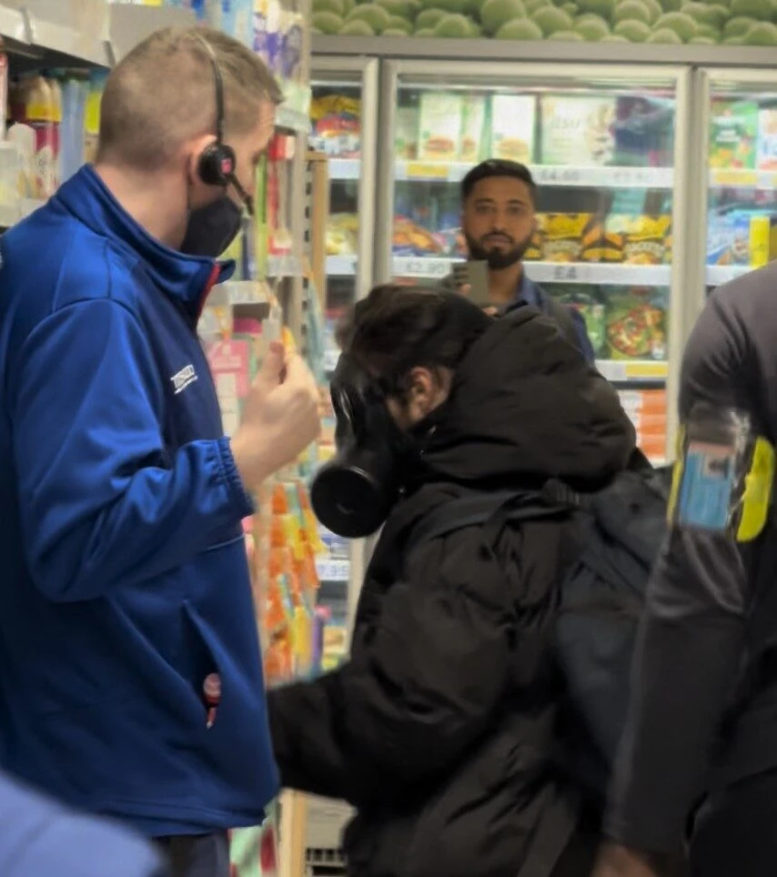 Man in Gas Mask Stabs Victim with Screwdriver in Failed Tesco Raid on Kilburn High Road