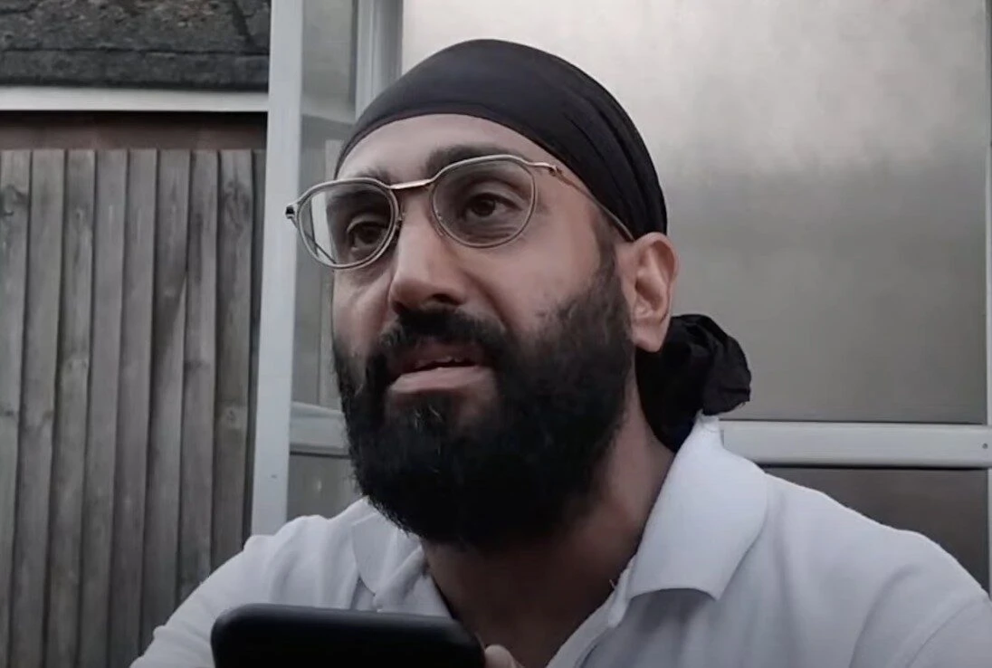 AJ Audits Left Red-Faced After Mistaking Work Coach for Migrant Bus in Bizarre M25 Blunder