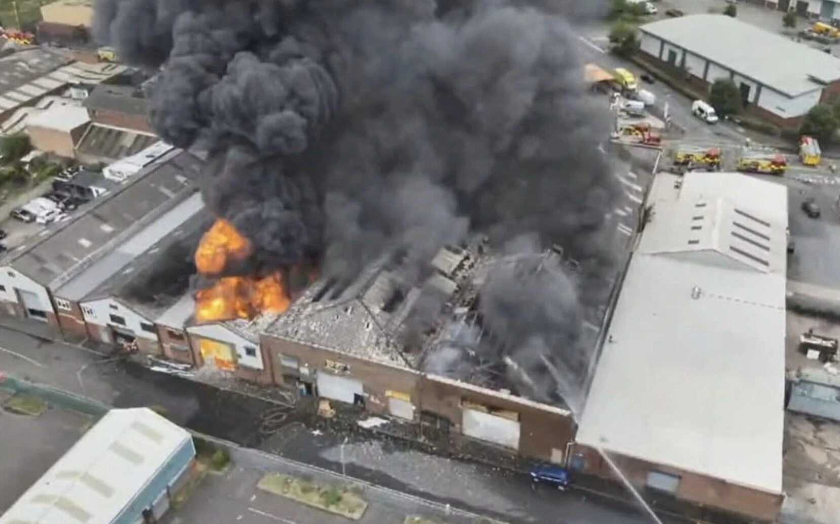 Massive Factory Blaze in West Bromwich – Over 100 Firefighters Battle Flames in Multi-Unit Industrial Fire