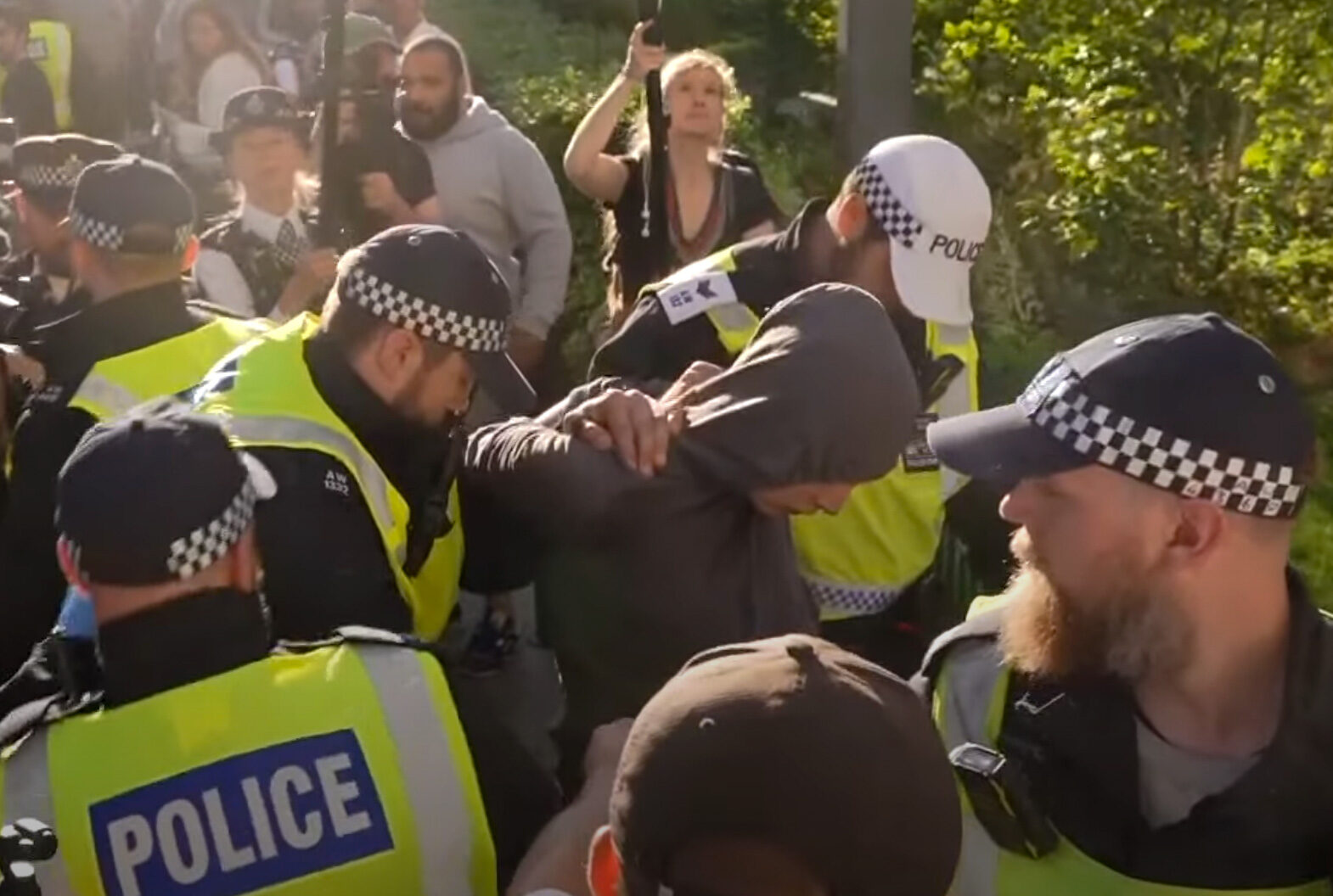 Two Arrested as Protests Erupt Outside Hotels Housing Asylum Seekers in Canary Wharf and Islington