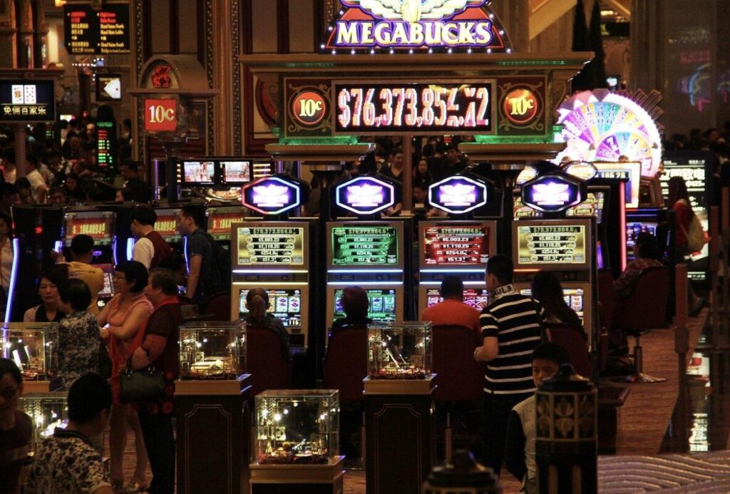 Daventry’s Historic Bank to Become Vibrant 24-Hour Casino, Sparking Economic Hopes and Local Debate – UKNIP