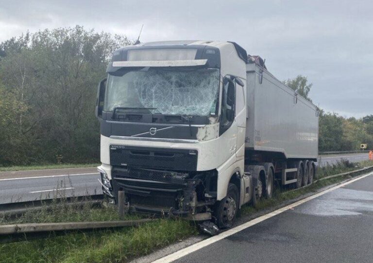 M62 Link Road Shuts After HGV Crash with Central Reservation – UKNIP