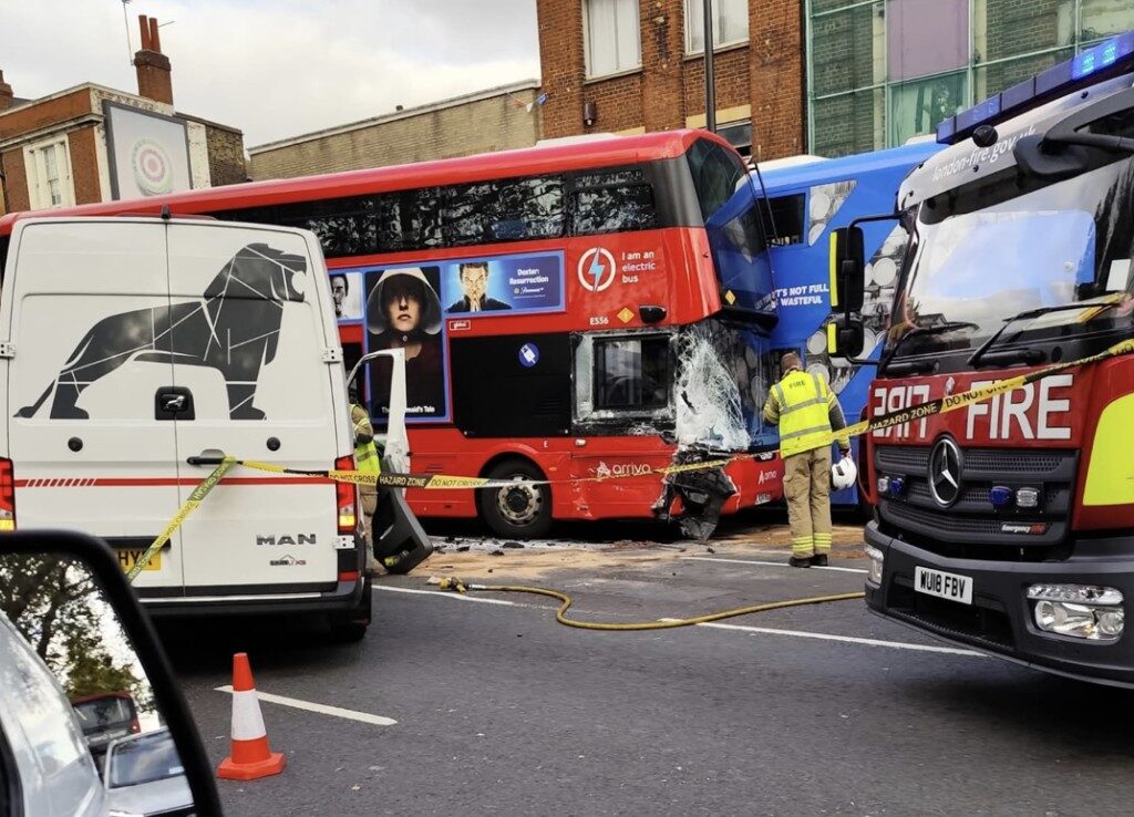 Van Smashes Into Bus on Tottenham High Road – Major Road Closure! – UKNIP