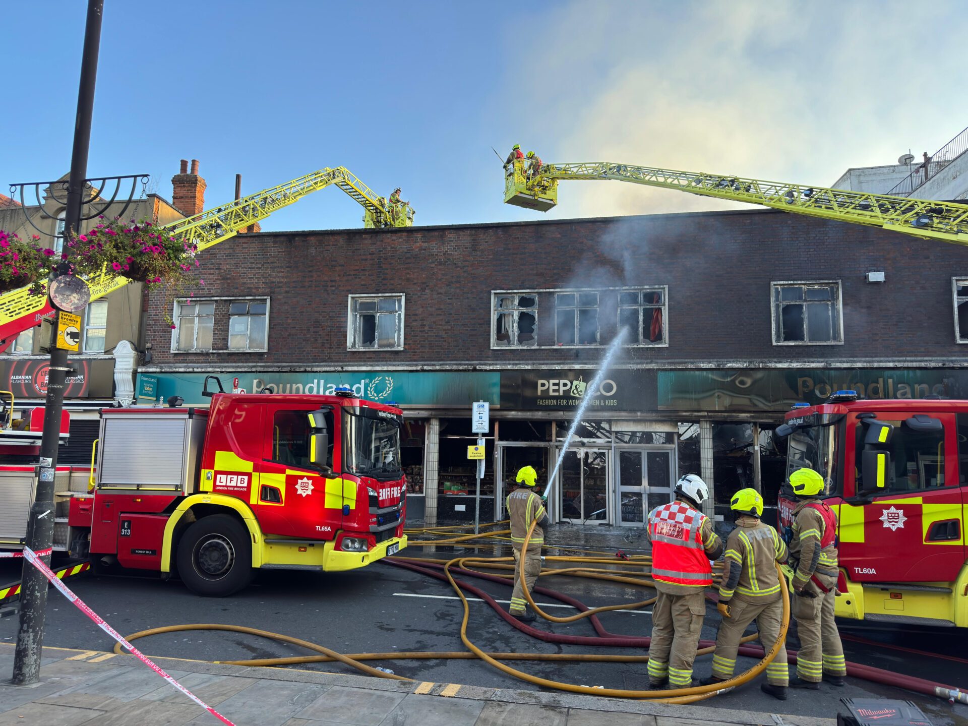 London Poundland on Brink of Collapse After Massive Fire – UKNIP