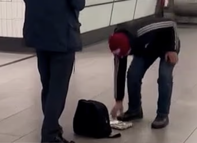 Scoundrel Snatches Busker’s Loose Change in Seconds