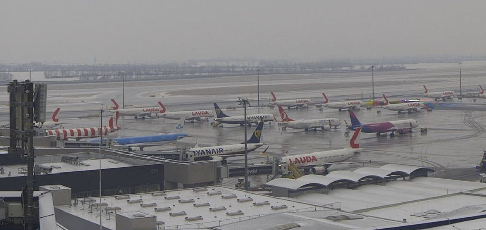 Europe’s Airports Frozen Out as Icy Weather Triggers Shutdowns