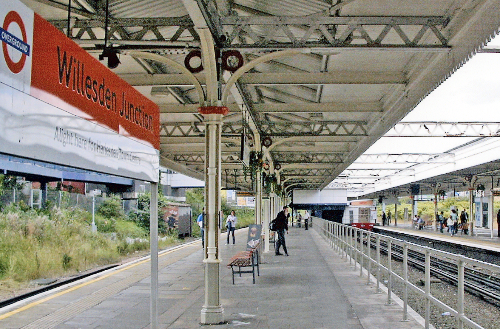 Man Slashed in Knife Fight at London Overground Station