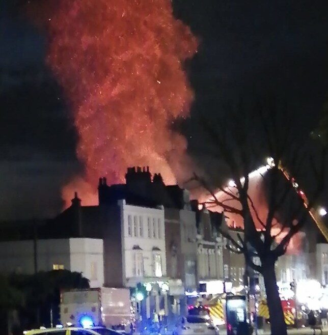 Huge Fire Rips Through Poundland in Penge ? UKNIP