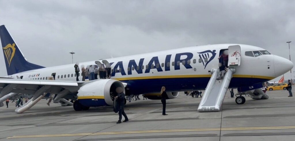 Ryanair Flight Evacuated After Smoke Sparks Alarm in Krakow ? UKNIP
