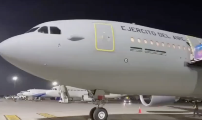 Spain Rolls Out the Red Carpet for Its Citizens image