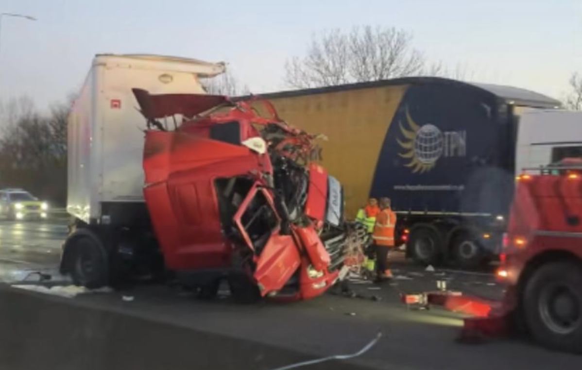 Picture shows terrifying aftermath of triple lorry smash on M25 before traffic chaos
