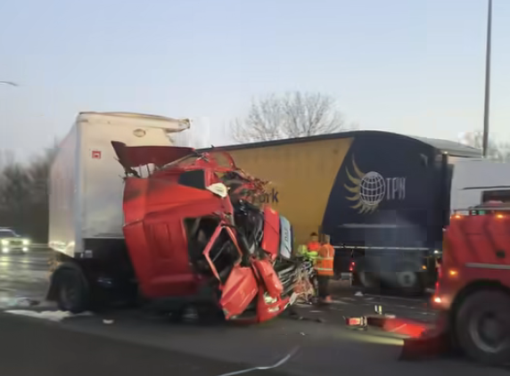 Picture shows terrifying aftermath of triple lorry smash on M25 before traffic chaos