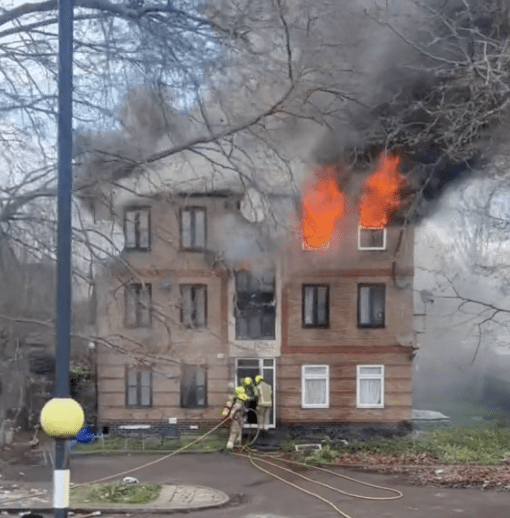Fire crews called to building well alight in Beckton with reports of persons jumping from the property – (ID 558453)