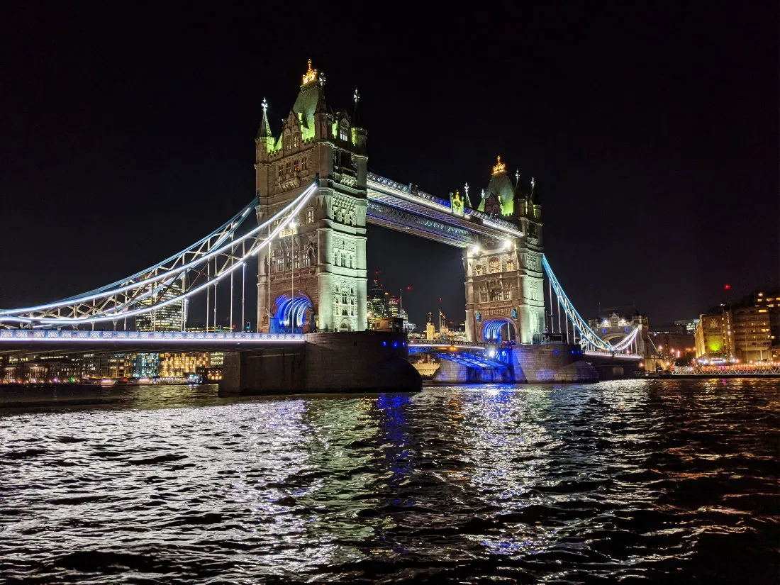 Person in Thames Triggers Full-Scale Rescue at Tower Bridge – Bridge Shut as Emergency Services Search