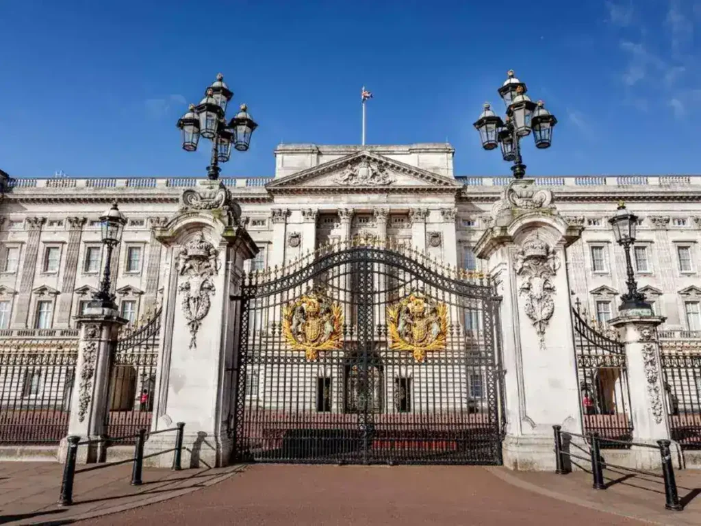 Police Officer Injured in Bottle Attack Near Buckingham Palace Man Arrested