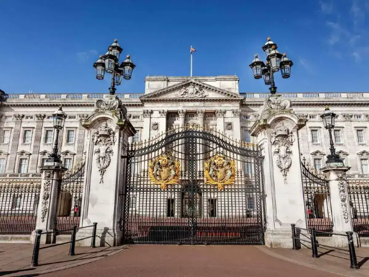 Police Officer Injured in Bottle Attack Near Buckingham Palace Man Arrested