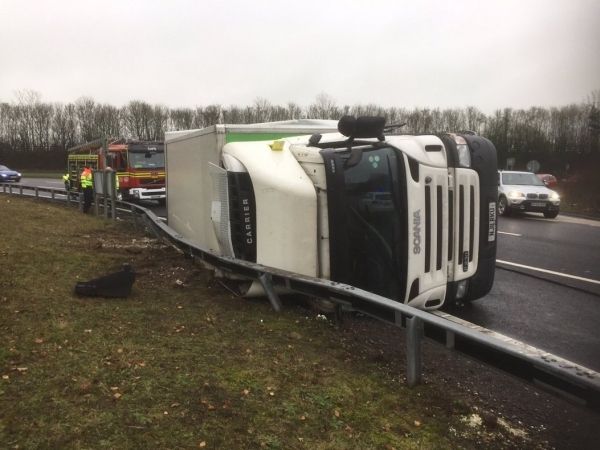 Overturned lorry blocks M3 Southbound Junction 9