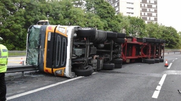 M271 closed after overturned HGV