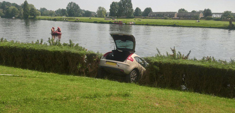 Fire Crews Winch Car from River Thames