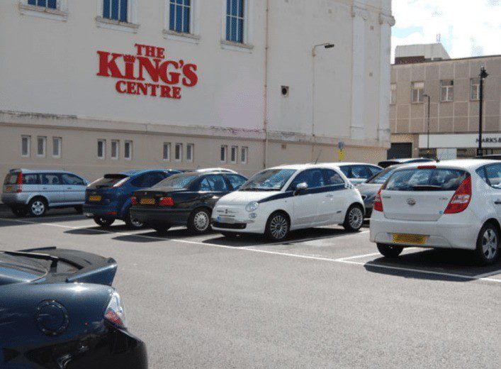 Hunt for Asian Man after Man is  Slashed  in Aldershot Car Park