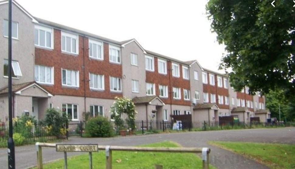 Man pushes young girl to the ground in Tidworth