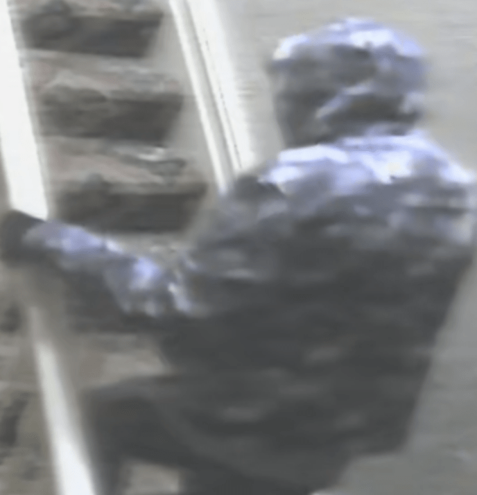 Armed Robbers With Kitchen Knives  Holds Up Betting Shop In Southsea