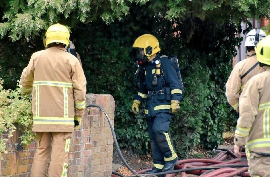 Blaze rips through block of flats in Farnbrough
