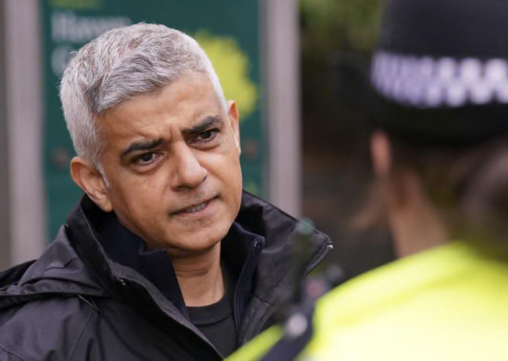 Five Met Officers Suspended After Firearms Left Bag Found in South London
