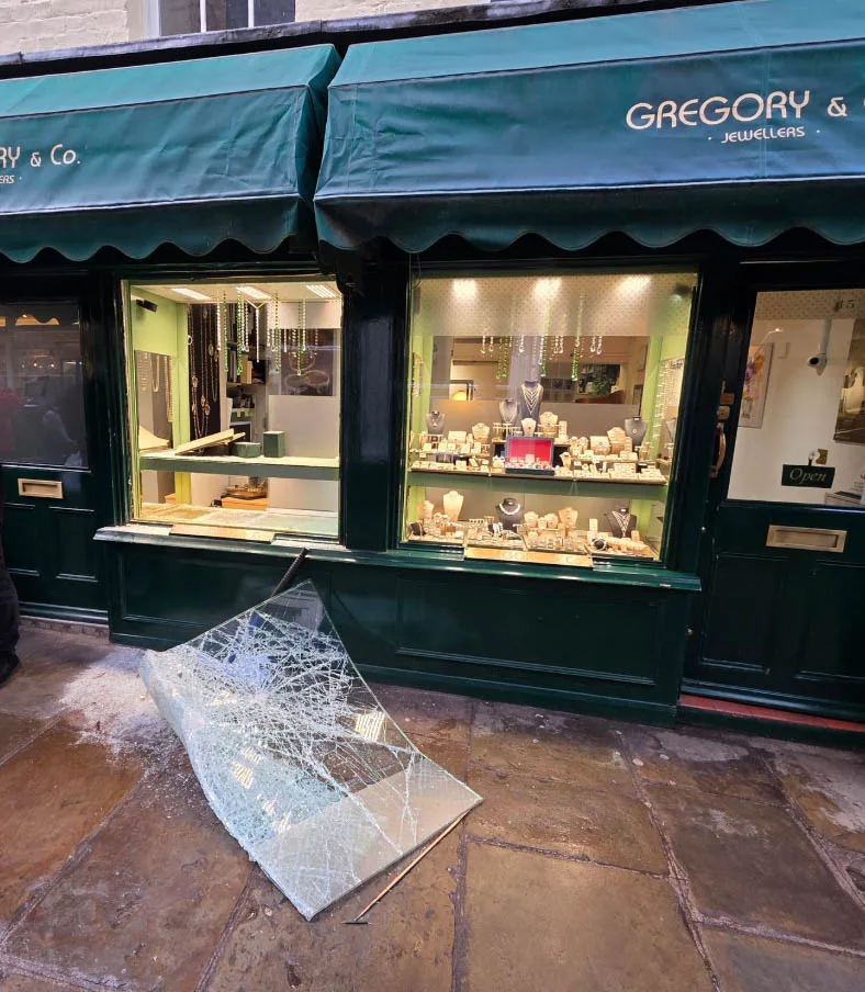 Daylight Smash-and-Grab: Richmond Jewellers Raided in Brazen Heist – Police Seize Getaway Car, Hunt Thieves