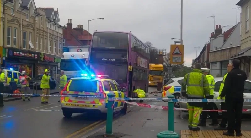 Oxford Road Shut After Serious Crash – Firefighters and Air Ambulance Rush to Reading Scene