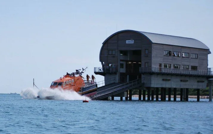 Bembridge Lifeboat Launches After Dinghy Debris Washes Up on Solent Beach