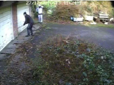 Chilworth Burglar Thugs Flee After Smash & Grab Foiled in Broad Daylight!