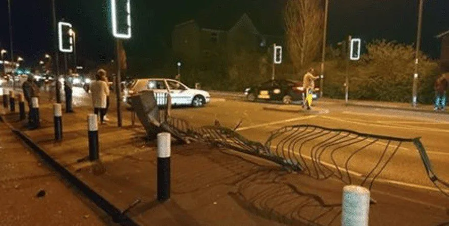 Speeding Crash Smashes Traffic Lights in Portsmouth – Drivers Flee Scene in Eastern Road Chaos!
