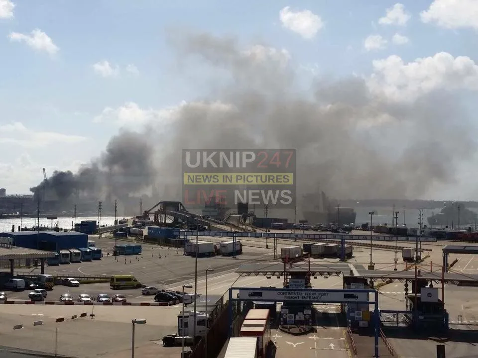 Massive Fire Engulfs Portsmouth Dockyard Mobile Crane – Blaze Now Extinguished with No Injuries