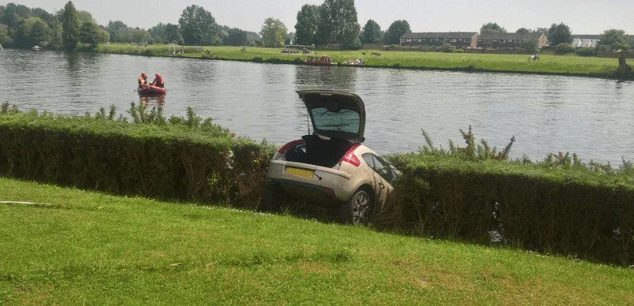 Car Plunges into River Thames at Hampton – Fire Crews Rescue and Winch Vehicle to Safety