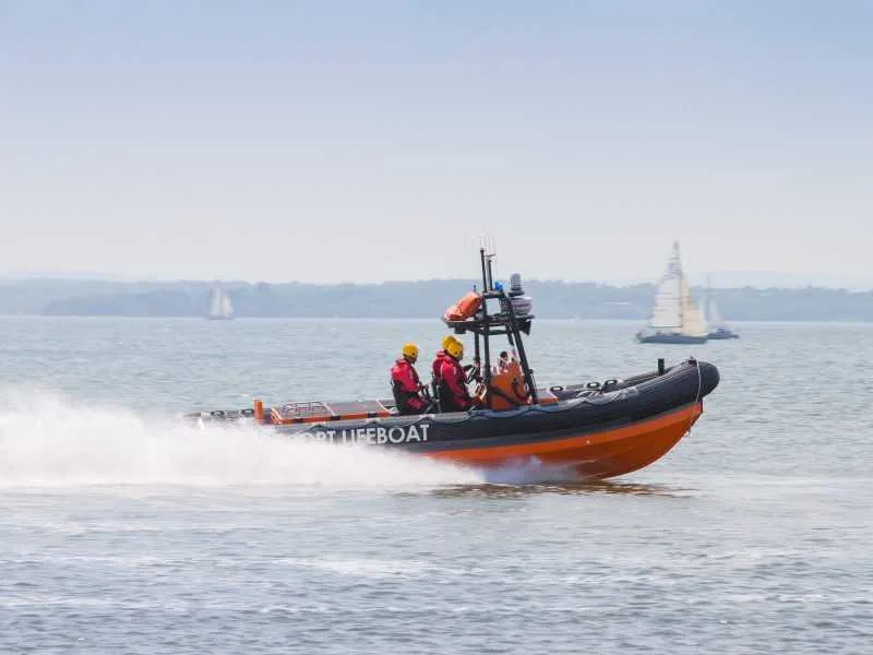 Gosport Lifeboat & Coastguard Rescue Family After Portsmouth Speedboat Capsizes Near Royal Museum Jetty