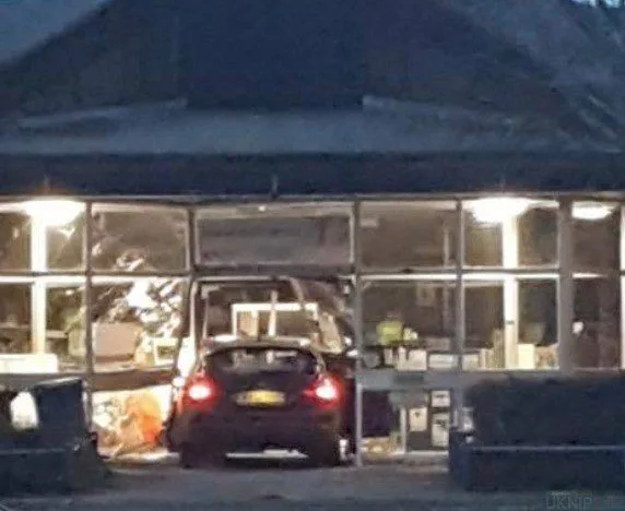 Driver Crashes Ford Into Gosport Library Front Doors, Arrested on Burglary Suspicion
