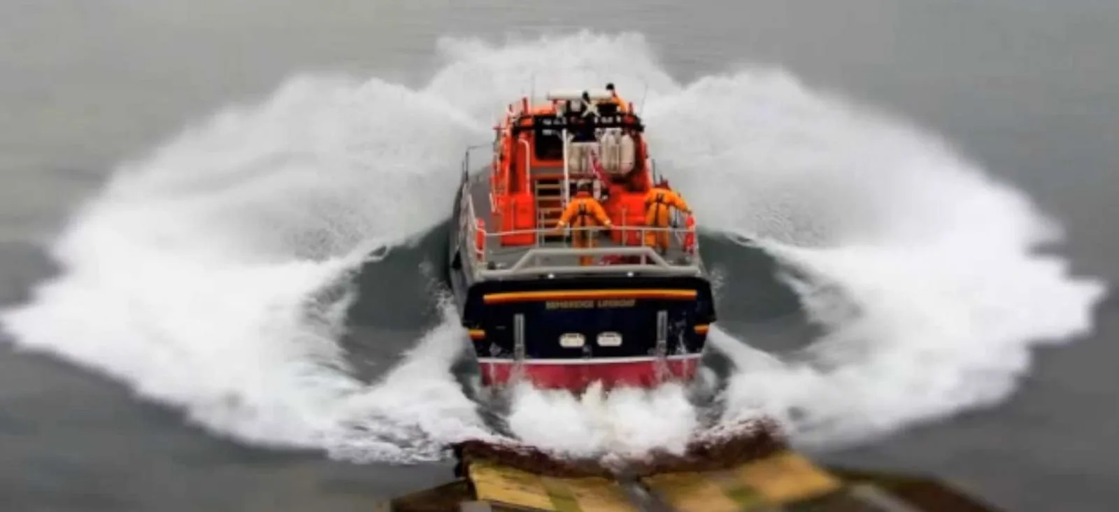 Bembridge Lifeboat Frees 24ft Cruiser Stranded at Harbour Entrance