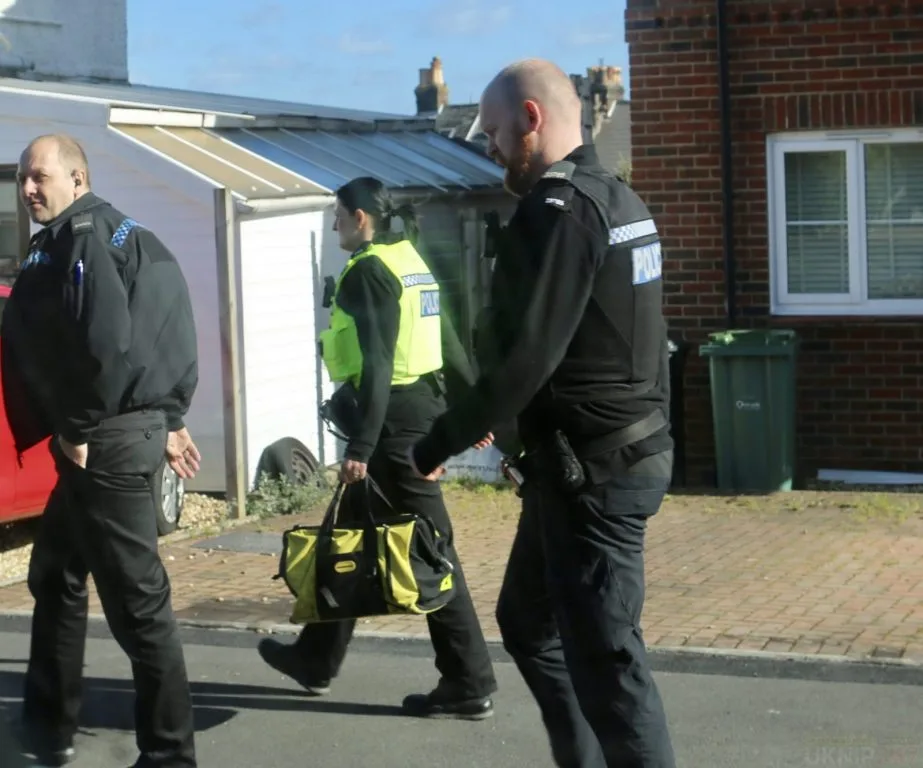 Sandown Armed Police Arrest Man Over Air Rifle; Released but Under Investigation