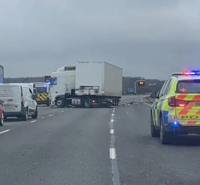 M40 Southbound Shut After HGV Crashes Over Central Barrier Near Bicester – Major Delays Expected