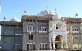 Racist Graffiti Sparks Hate Crime Probe at Gravesend Gurdwara – Police Urge Witnesses to Step Forward